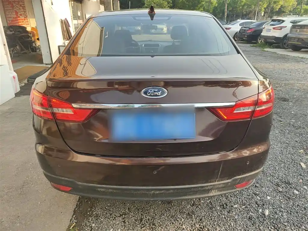Escort 福睿斯 2019款 改款 1.5 L 手动质享型（胎压监测） 国VI