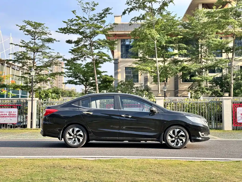 Crider 1.8 L CVT Luxury