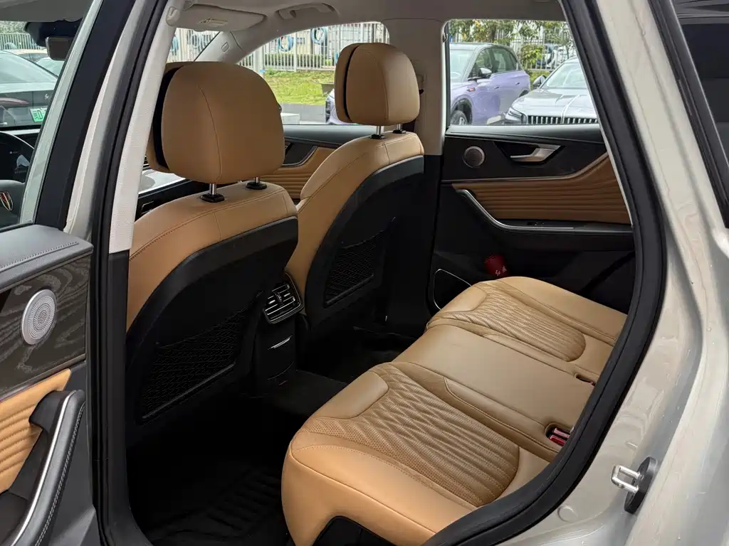 Hongqi HS5 2.0 T 4 WD Flagship Leading Pro