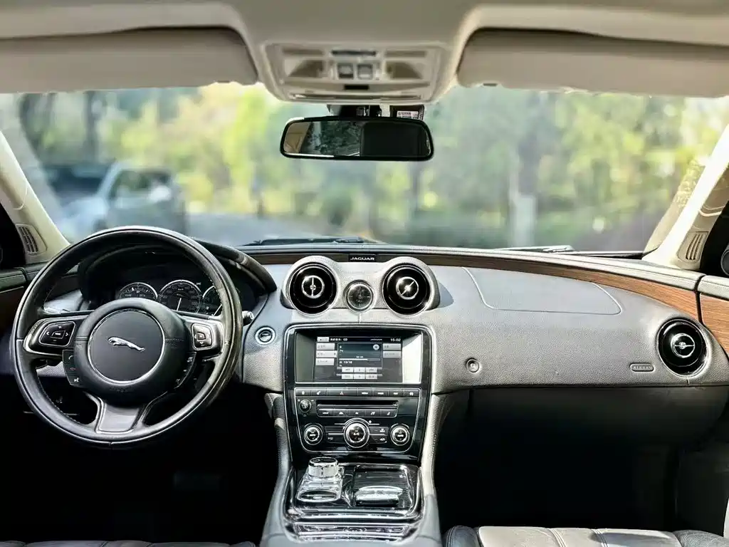 Jaguar XJ XJL 2.0 T 2 WD Graceful Business