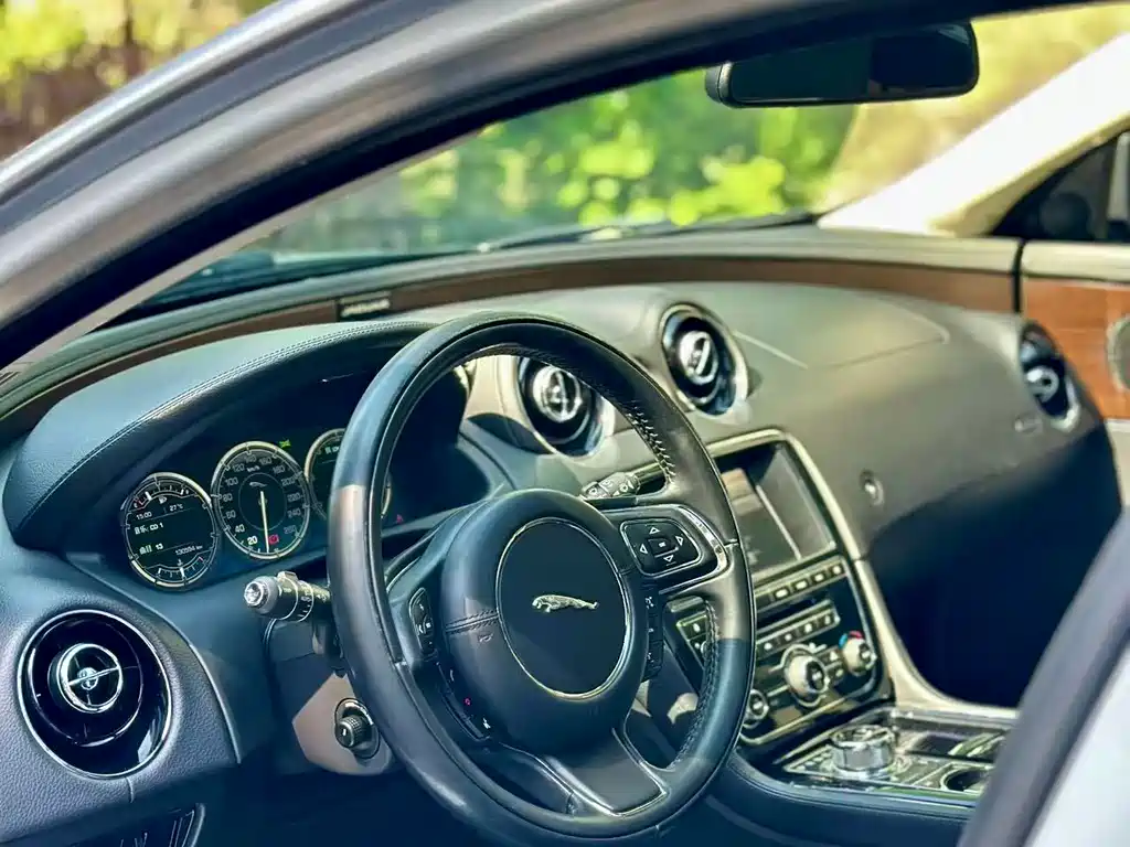 Jaguar XJ XJL 2.0 T 2 WD Graceful Business