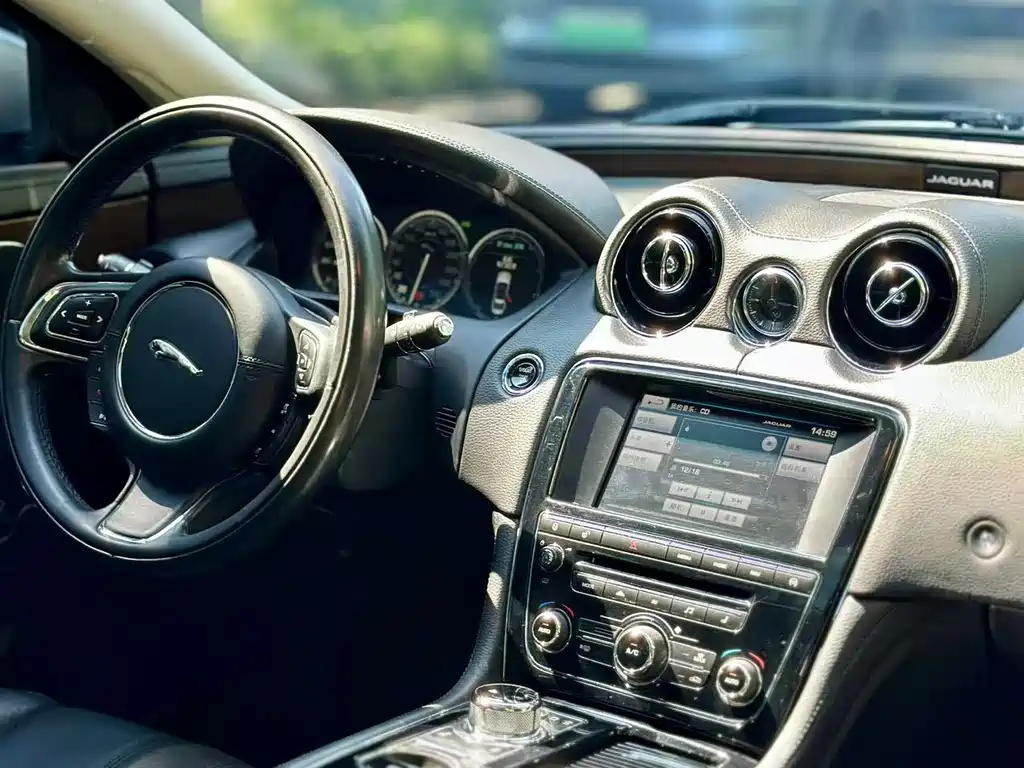 Jaguar XJ XJL 2.0 T 2 WD Graceful Business