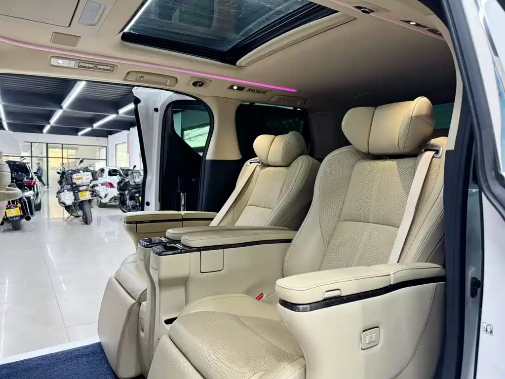 Vellfire Crown Dual Engine 2.5 L HV Distinguished