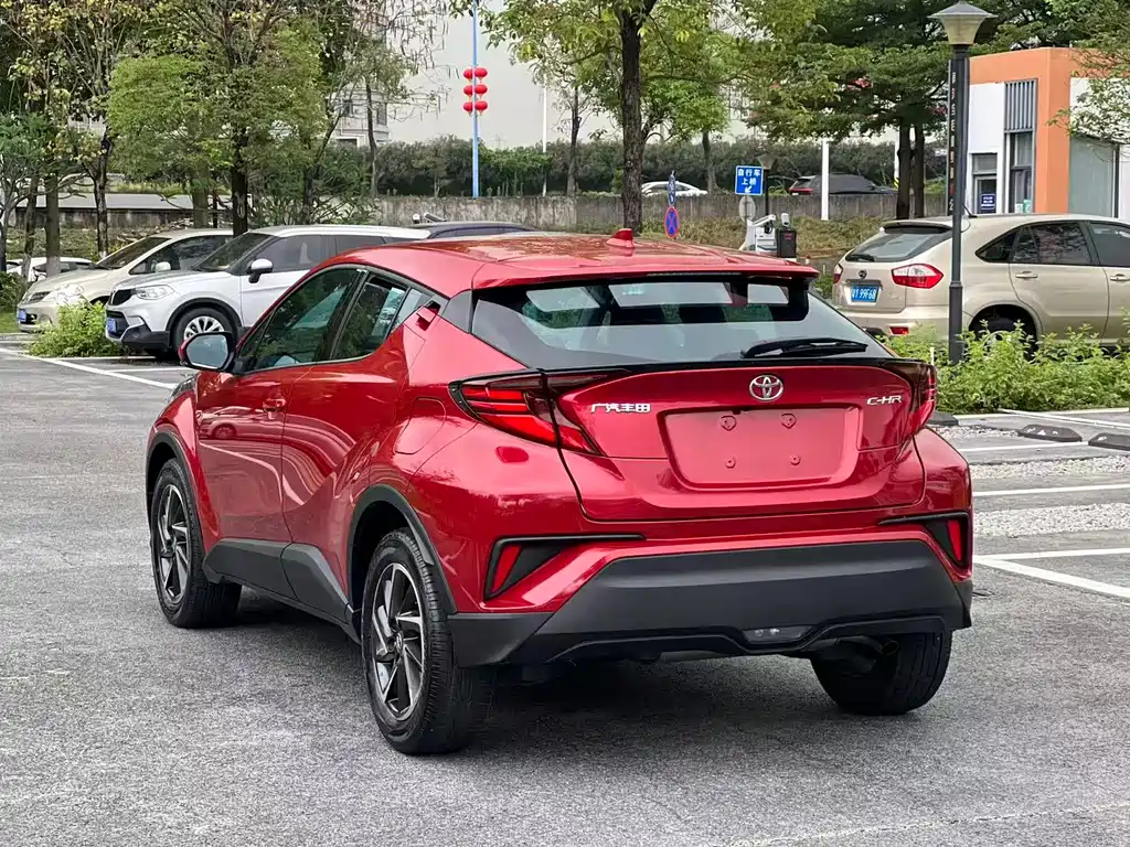 Toyota C-HR 2.0 L Leading