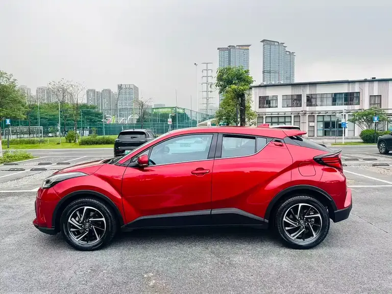 Toyota C-HR 2.0 L Leading