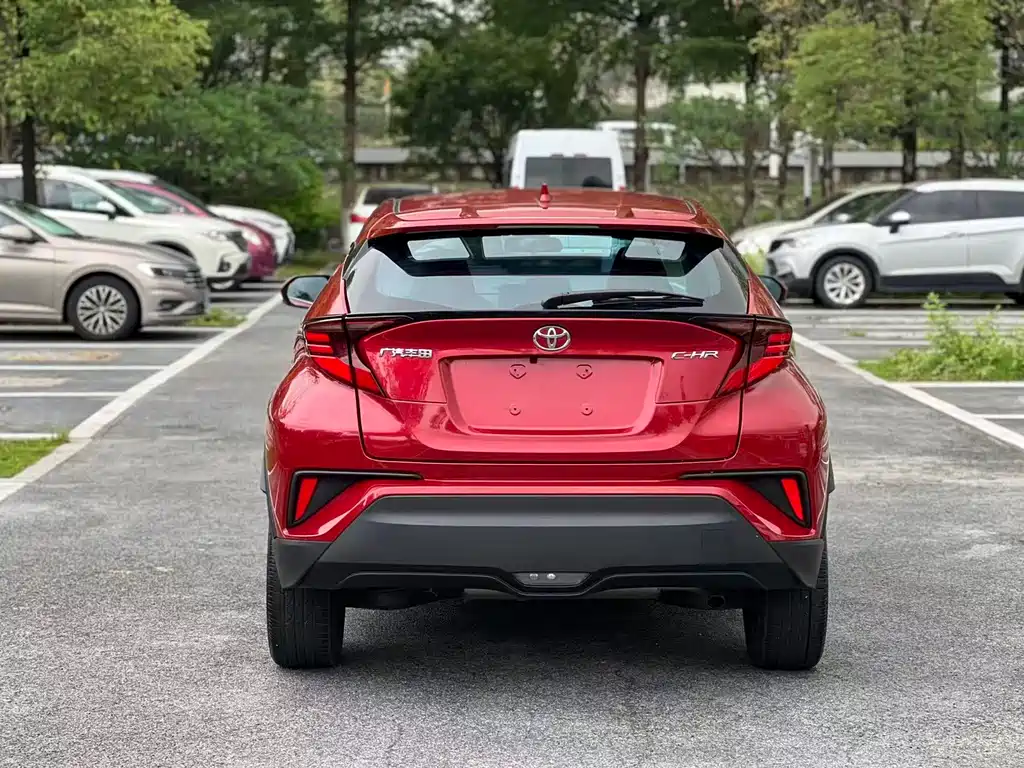 Toyota C-HR 2.0 L Leading