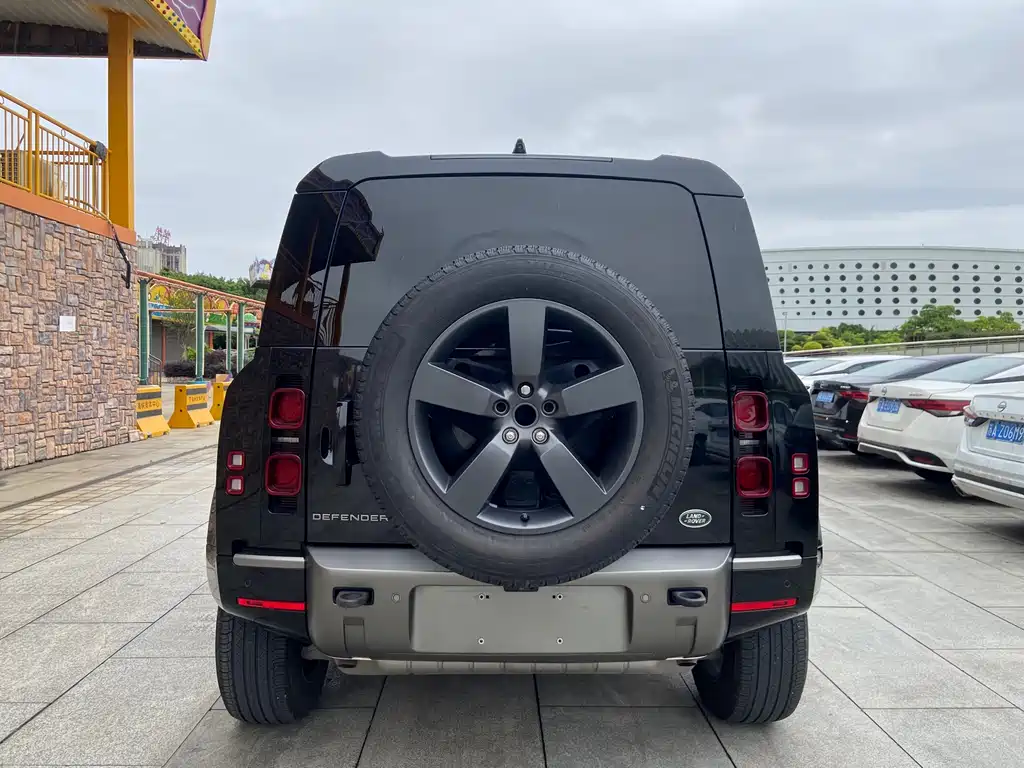 Land Rover Defender 路虎卫士 2023款 90 2.0 T P300 X-DYNAMIC HSE