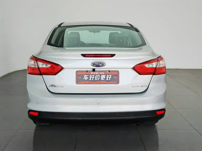 Ford Focus Sedan 1.6 L Manual Style