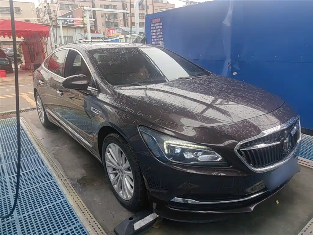LaCrosse 28 T Luxury