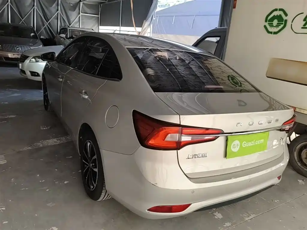 Roewe i5 1.5 L Auto 4 G Connected Leading Luxury Flagship
