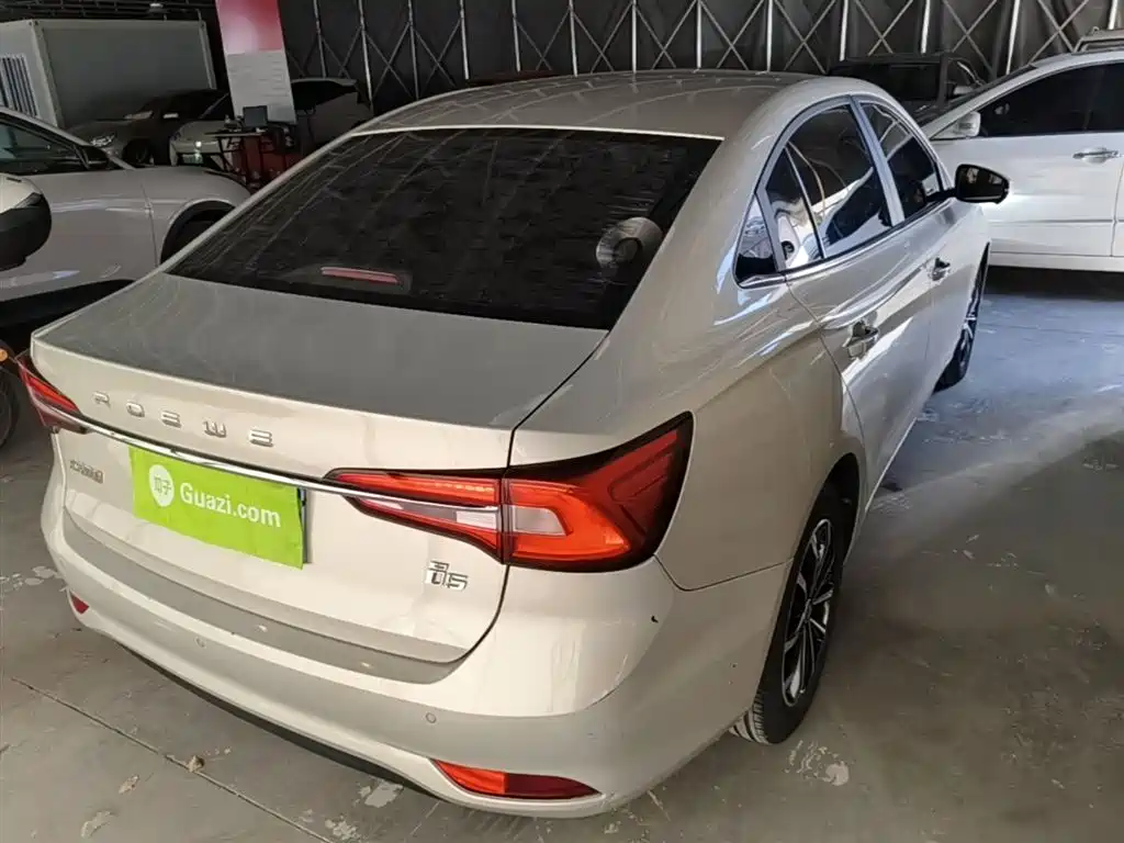 Roewe i5 1.5 L Auto 4 G Connected Leading Luxury Flagship
