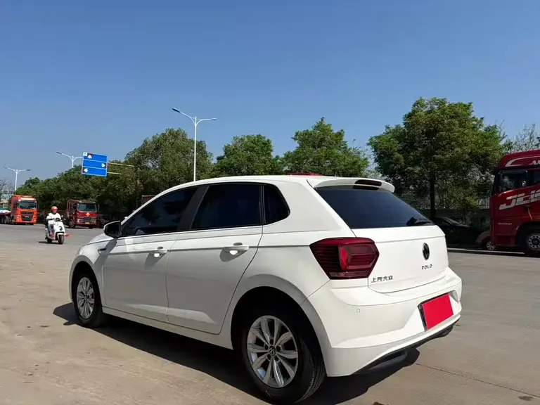 Volkswagen Polo Plus 1.5 L Auto Colorful Tech