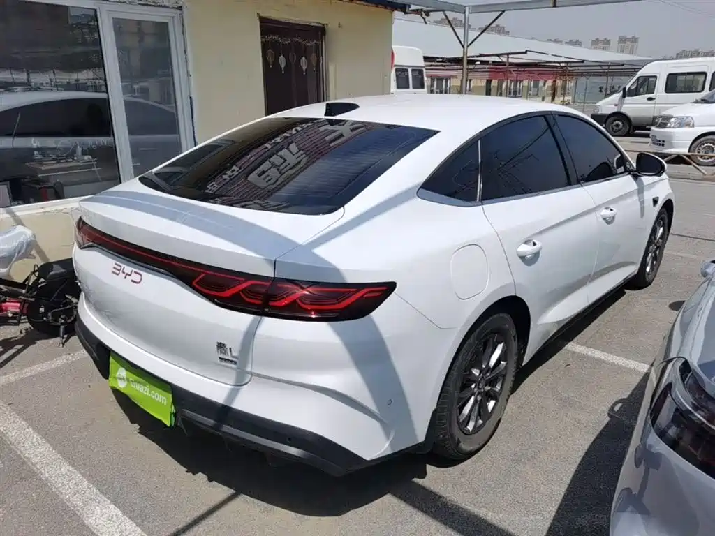 Qin L DM-i Smart Drive 80 KM Leading