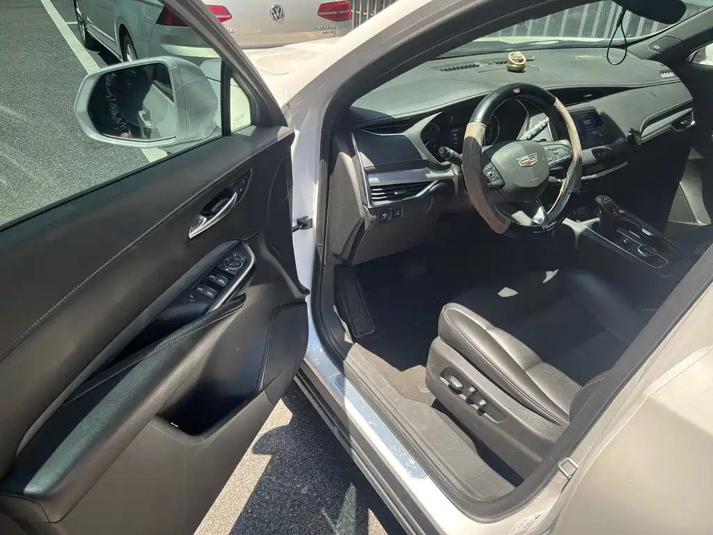 Cadillac XT4 28 T 2 WD Leading