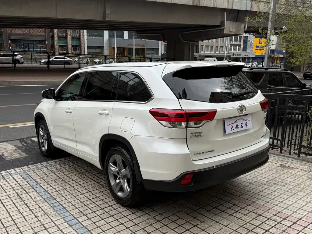 Highlander 2.0 T 2 WD Luxury 7-seat CN-V