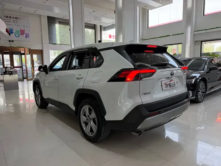 Toyota RAV4 Dual Engine 2.5 L E-CVT 2 WD Elite