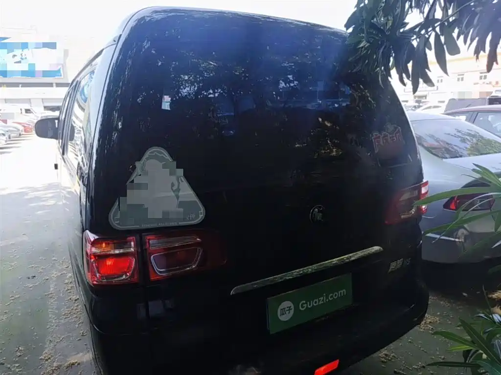 Lingzhi M5 L 1.6 L Basic 7-seat