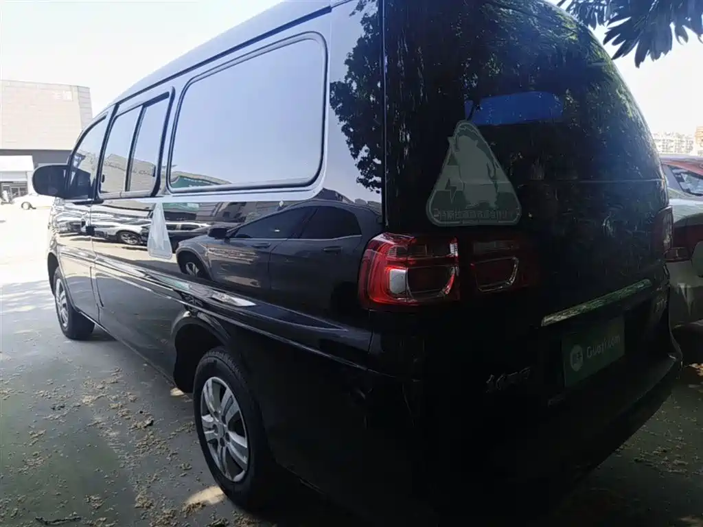 Lingzhi M5 L 1.6 L Basic 7-seat