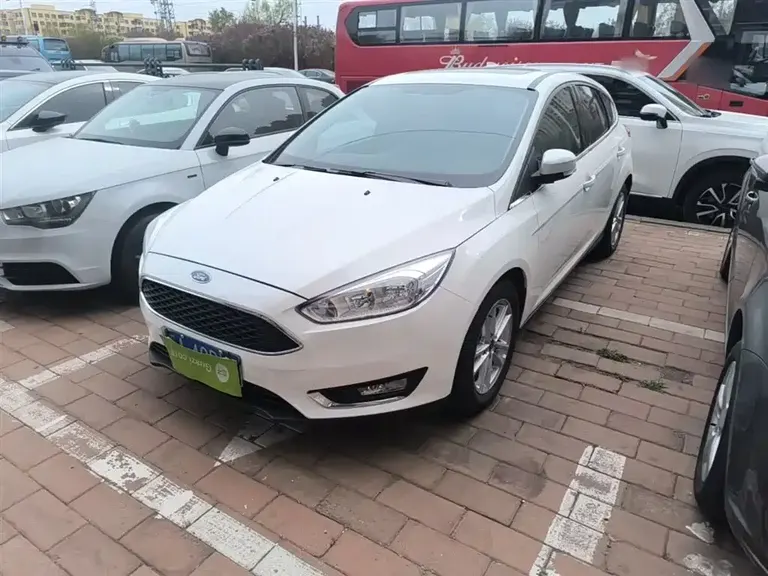 Ford Focus Hatchback 1.6 L Auto Style Smart Travel