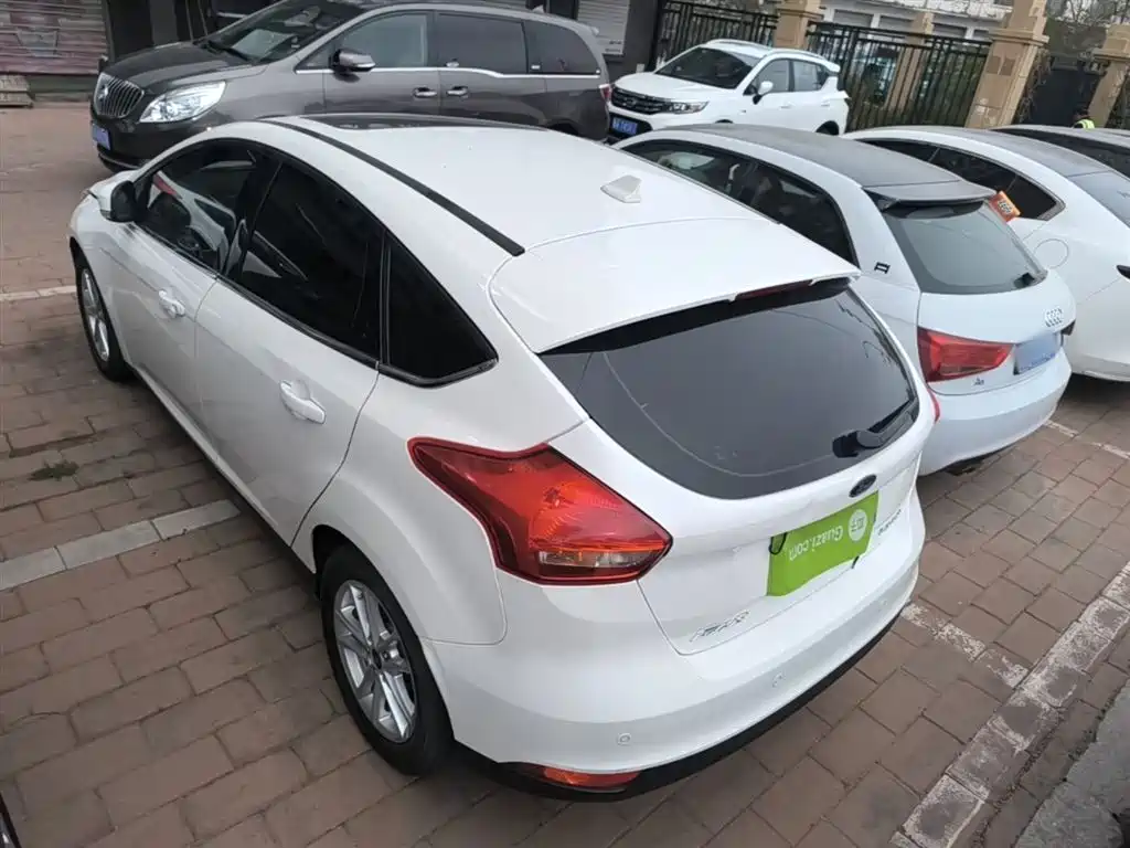 Focus Hatchback 1.6 L Auto Style Smart Travel