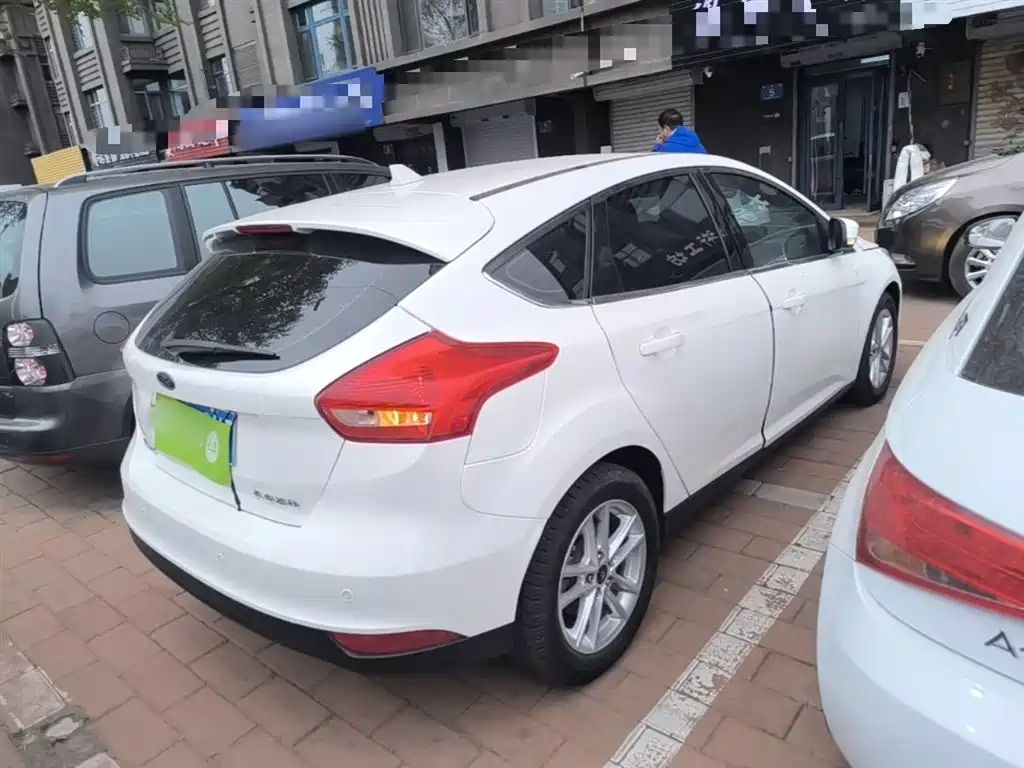 Focus Hatchback 1.6 L Auto Style Smart Travel