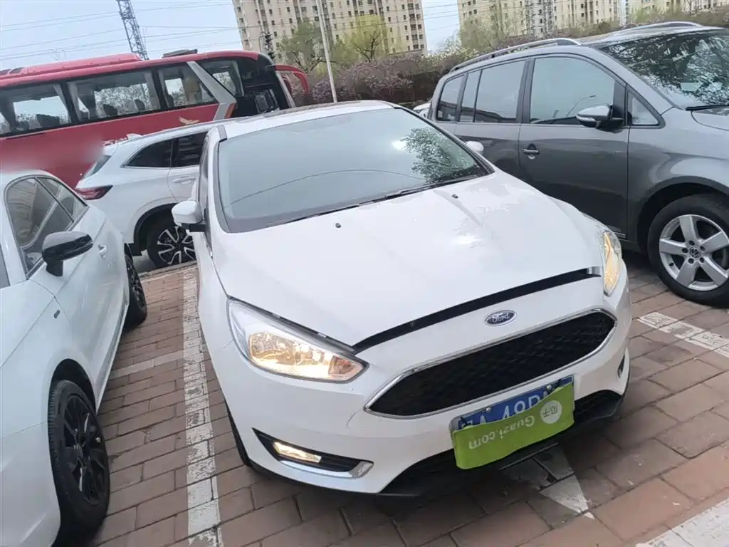 Focus Hatchback 1.6 L Auto Style Smart Travel