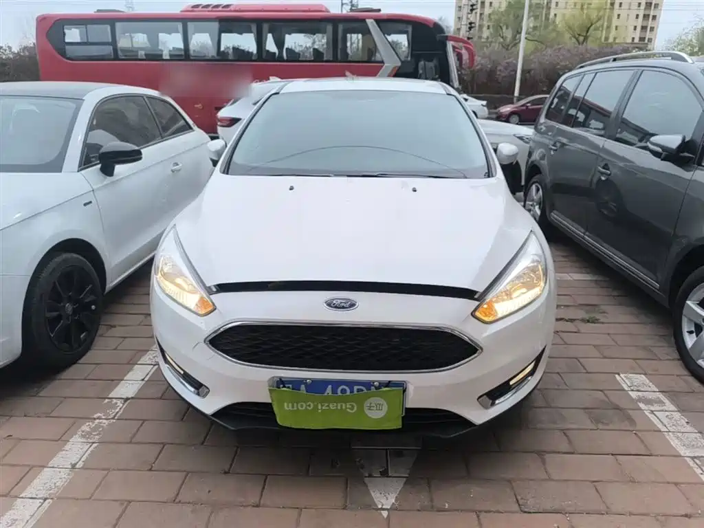 Focus Hatchback 1.6 L Auto Style Smart Travel