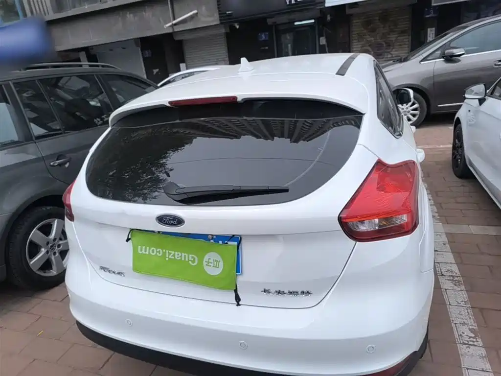 Focus Hatchback 1.6 L Auto Style Smart Travel