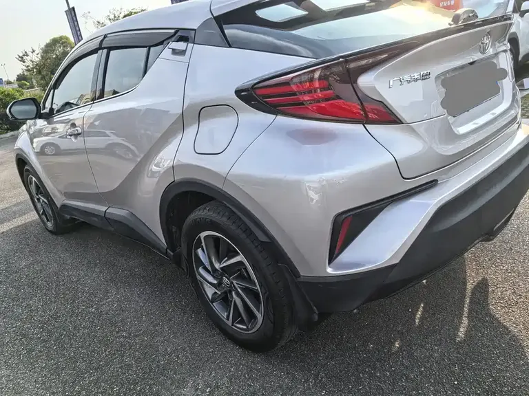 Toyota C-HR 2.0 L Leading