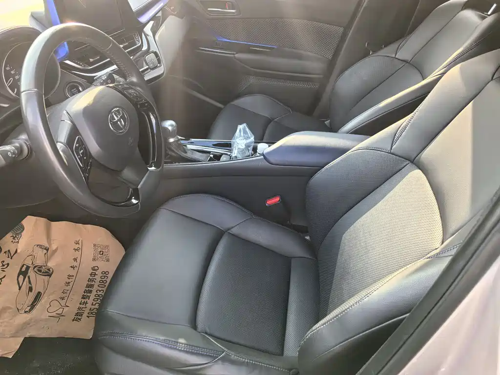 Toyota C-HR 2.0 L Leading