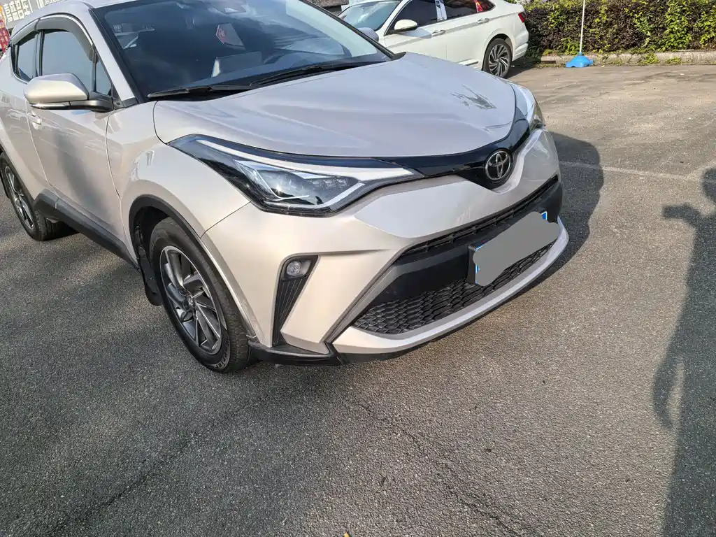 Toyota C-HR 2.0 L Leading
