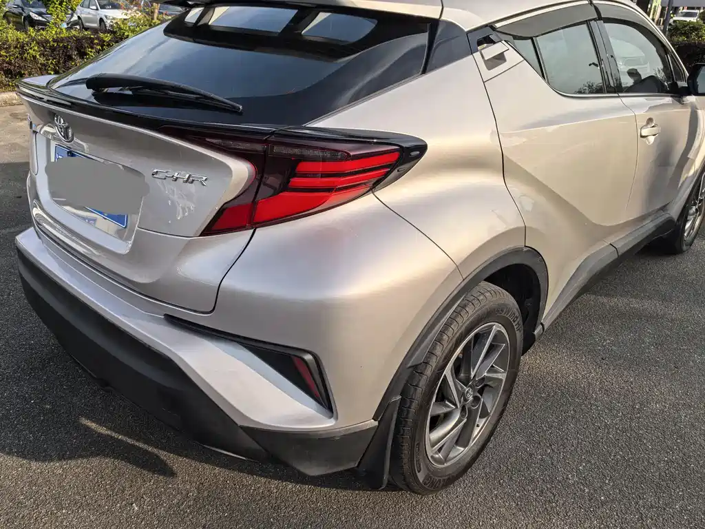 Toyota C-HR 2.0 L Leading