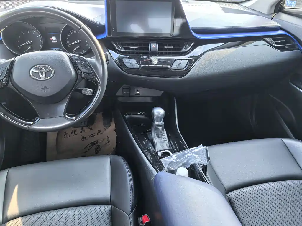 Toyota C-HR 2.0 L Leading