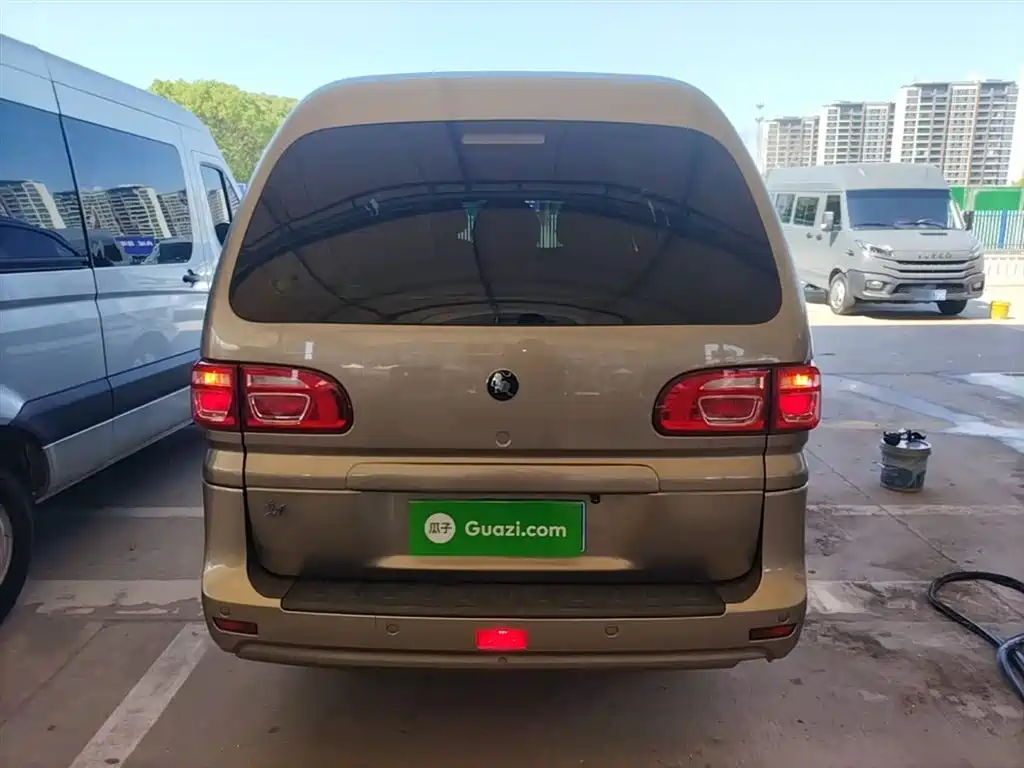 Lingzhi M5 L 1.6 L Basic 5-seat
