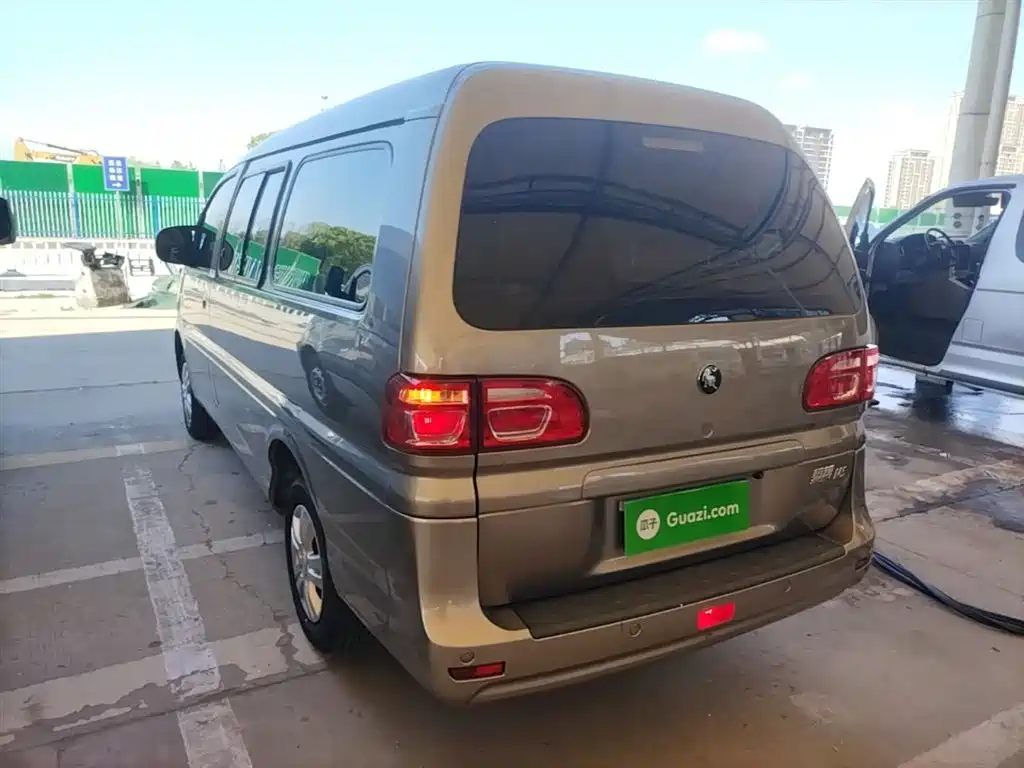Lingzhi M5 L 1.6 L Basic 5-seat