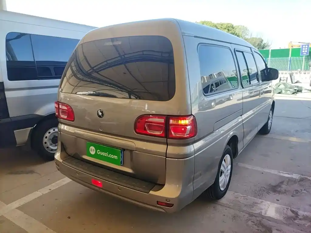 Lingzhi M5 L 1.6 L Basic 5-seat