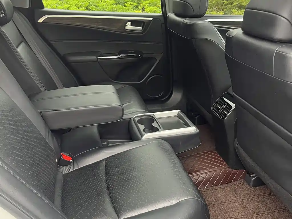 Jade 210 TURBO CVT Luxury 5-seat