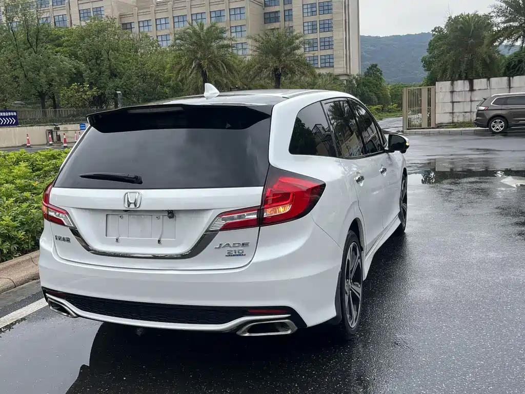 Jade 210 TURBO CVT Luxury 5-seat