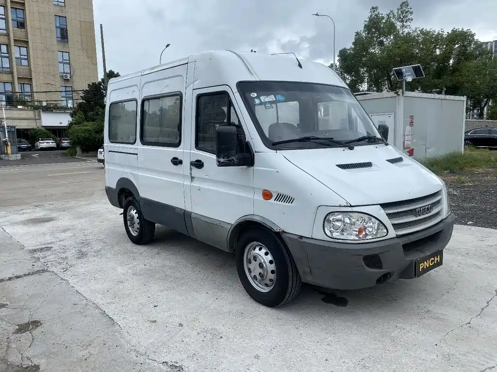 Iveco Baodi 依维柯褒迪 2017款 2.5 T尊享A37客车中顶6-7座47 Z5