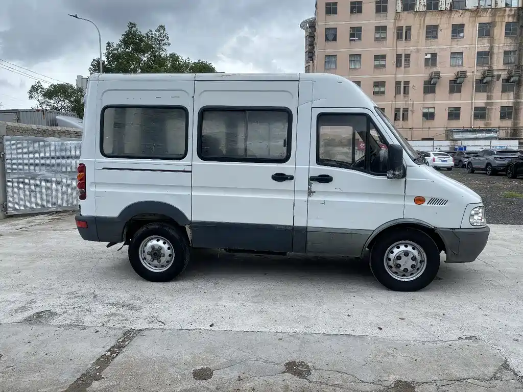 Iveco Baodi 依维柯褒迪 2017款 2.5 T尊享A37客车中顶6-7座47 Z5