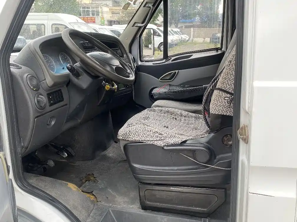 Iveco Baodi 依维柯褒迪 2017款 2.5 T尊享A37客车中顶6-7座47 Z5