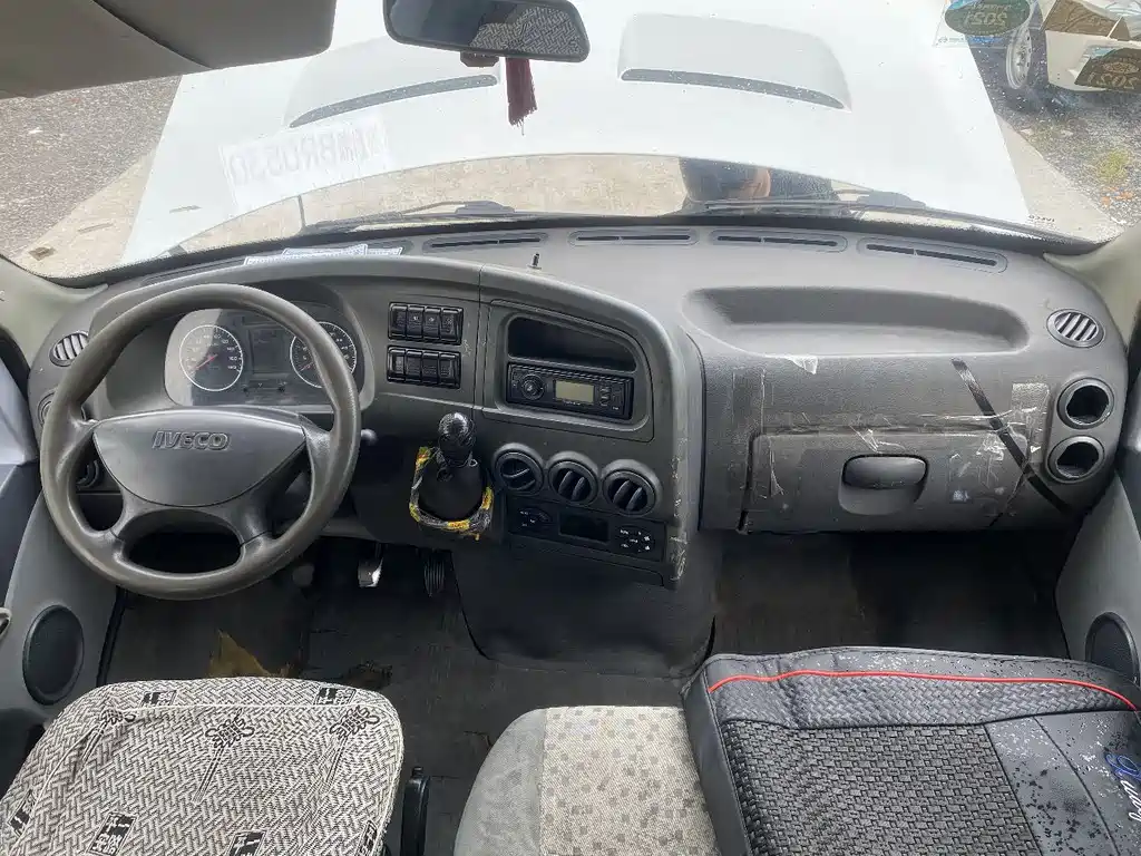 Iveco Baodi 依维柯褒迪 2017款 2.5 T尊享A37客车中顶6-7座47 Z5