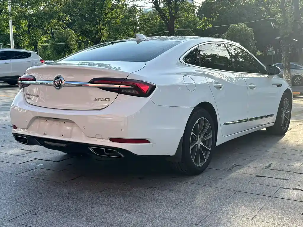 LaCrosse 28 T Luxury