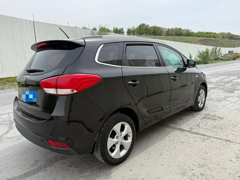 Kia Carens 2.0 L 5-seat Auto Standard CN-IV