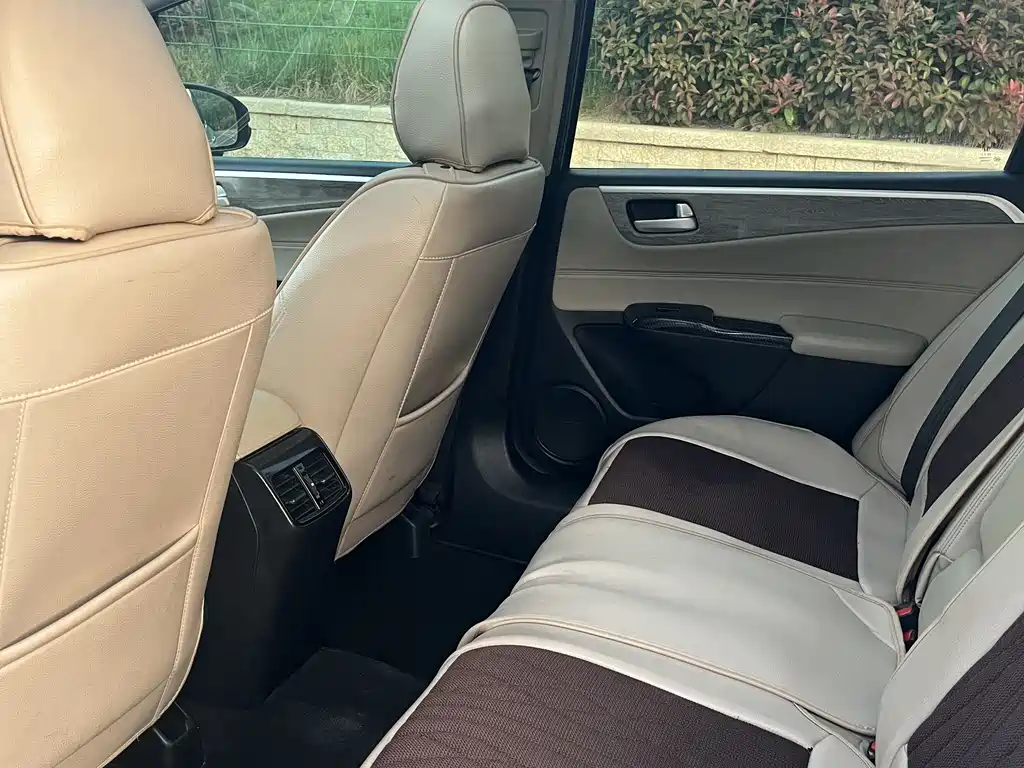 Jade 210 TURBO CVT Luxury 5-seat