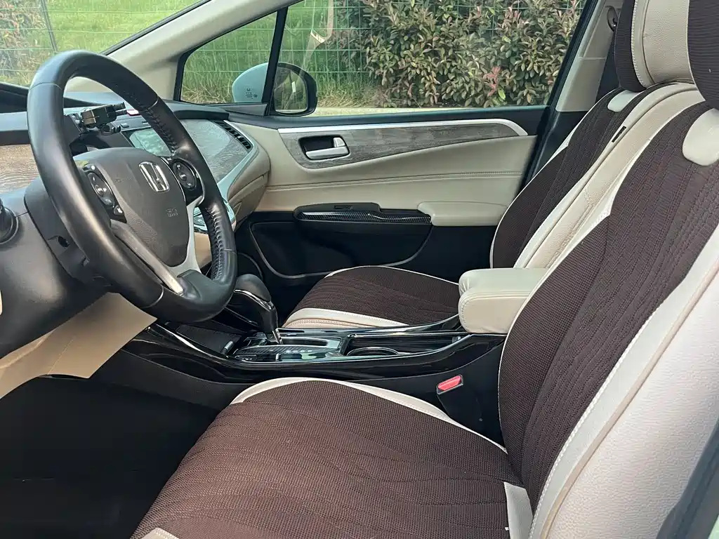 Jade 210 TURBO CVT Luxury 5-seat