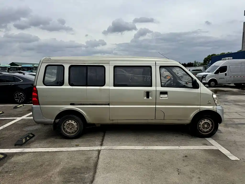 Wuling Rongguang 五菱荣光 2012款 1.5 L加长标准型