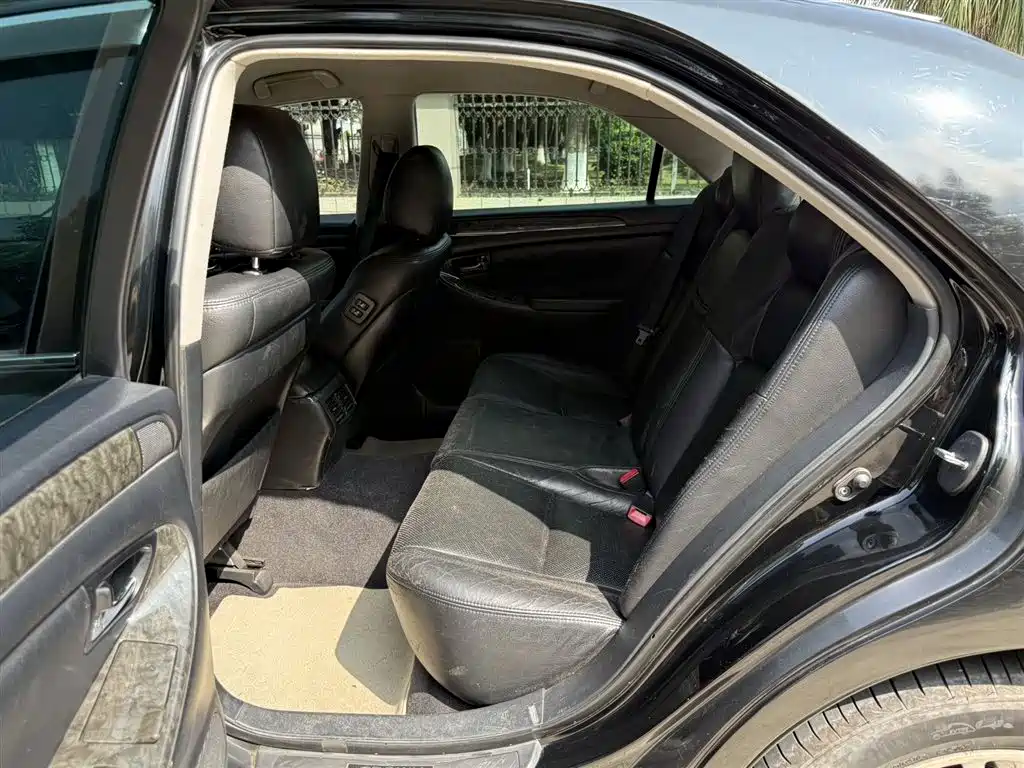 Crown 2.5 L Royal Leather