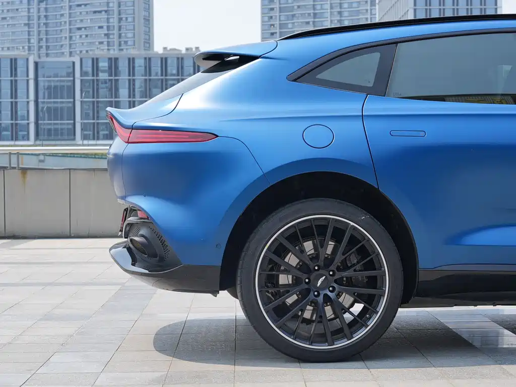 Aston Martin DBX 3.0 T STRAIGHT-SIX