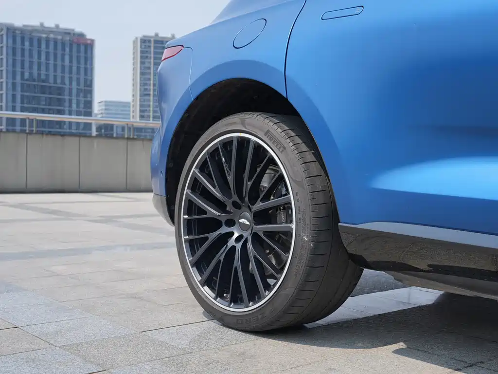 Aston Martin DBX 3.0 T STRAIGHT-SIX
